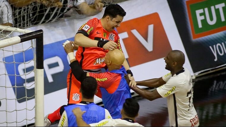 Pela terceira vez consecutiva, Ferrão é eleito o melhor jogador de futsal  do mundo; Guitta é o melhor goleiro - Massa News