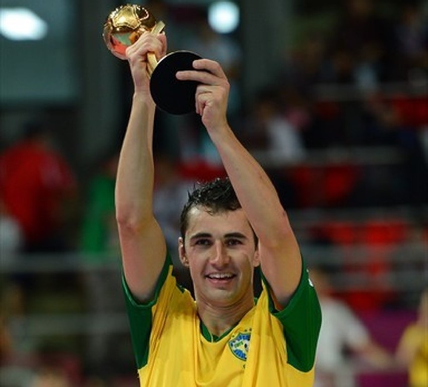 Neto perde troféu de melhor jogador de futsal do mundo e pede