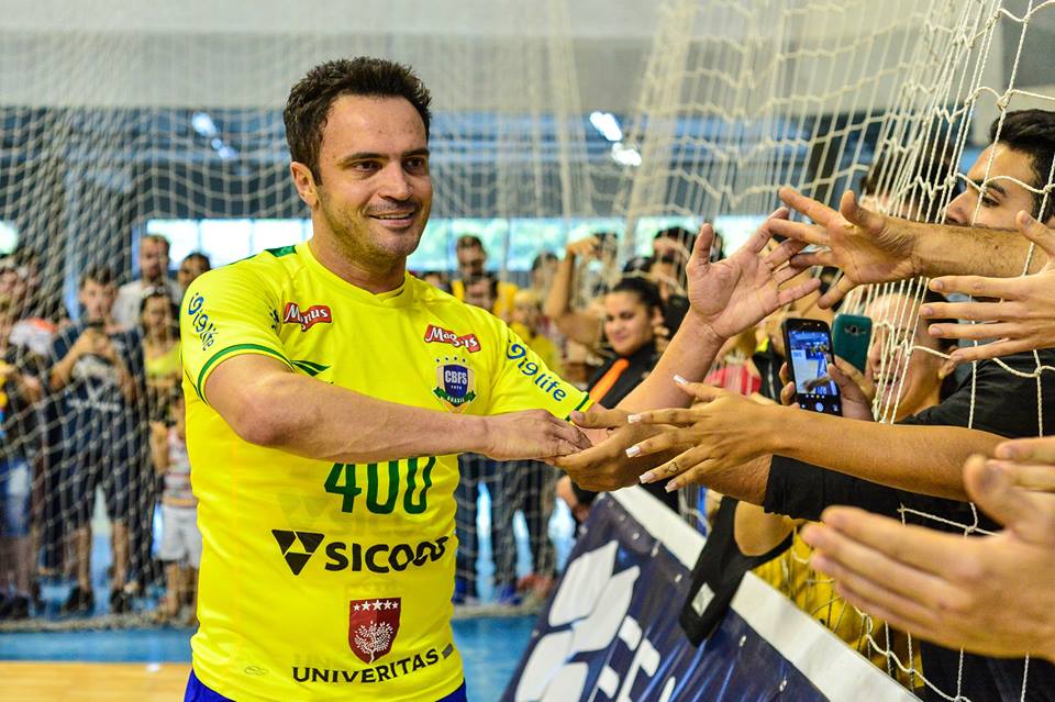 Com 384 gols e 25 títulos, Falcão faz o seu último jogo oficial