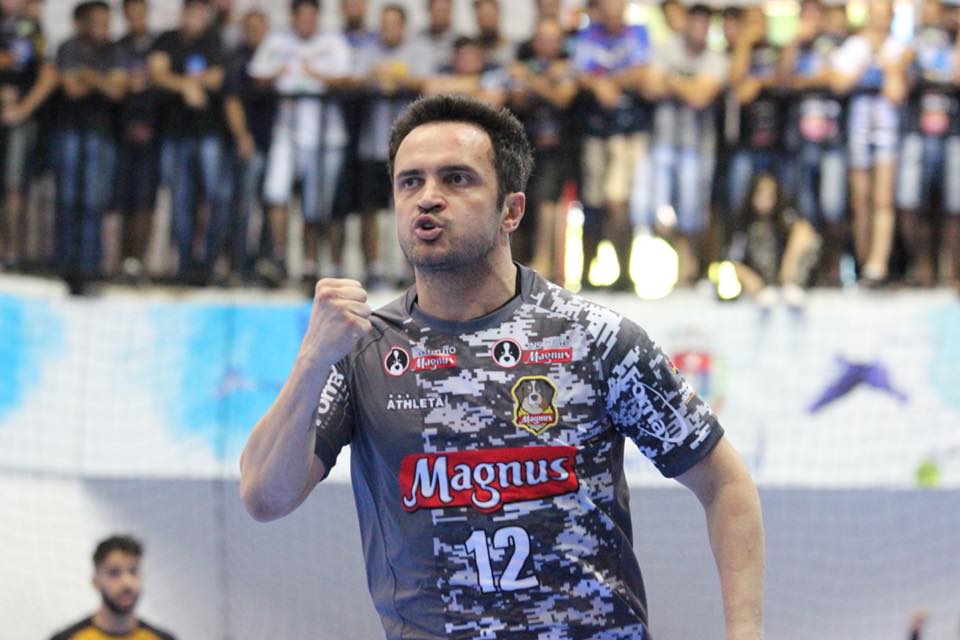 Manoel Tobias afirma que é o 'maior de todos os tempos' no futsal e coloca  Falcão em 2º