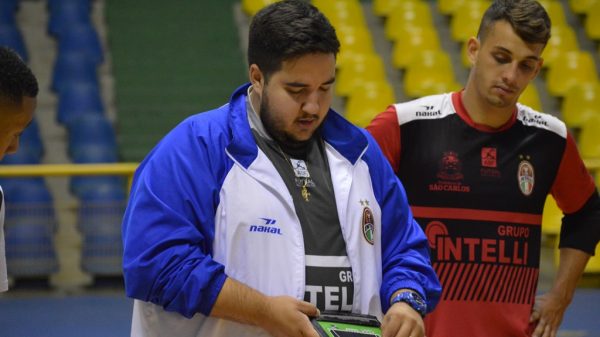 Campeão mundial e eleito melhor do mundo, Neto anuncia aposentadoria do  futsal em 2023 – LNF