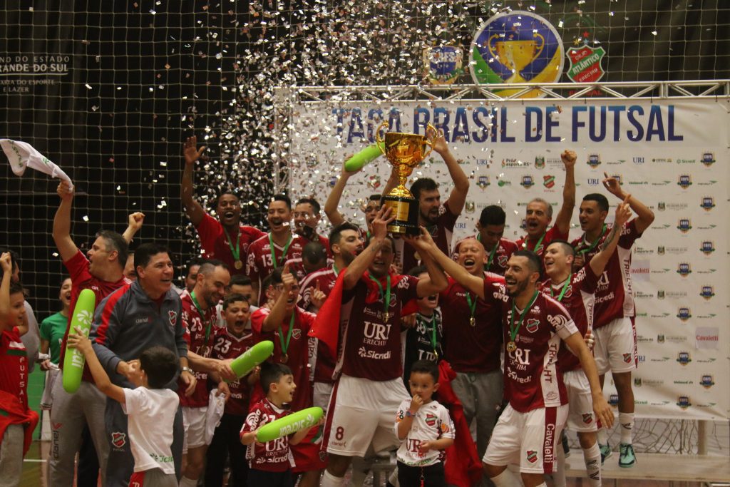 Atlântico Futsal - A conquista do Mundial de Clubes! O Atlântico  conquistava em 2015, sua mais importante taça até então: o Mundial de  Clubes. A decisão foi em um jogo épico contra