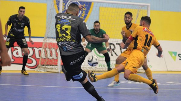 Chute de capitão da seleção de futsal atinge os 114km/h e