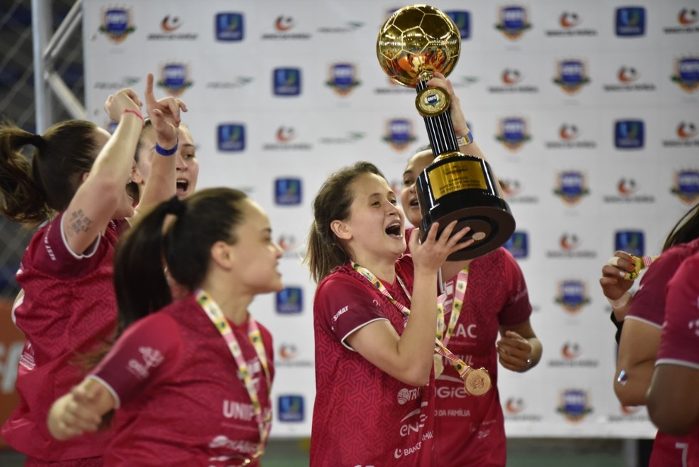 Brasileiros Ferrão e Amandinha são eleitos melhores do mundo em 2021 no  futsal