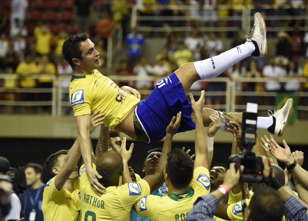 Manoel Tobias afirma que é o 'maior de todos os tempos' no futsal