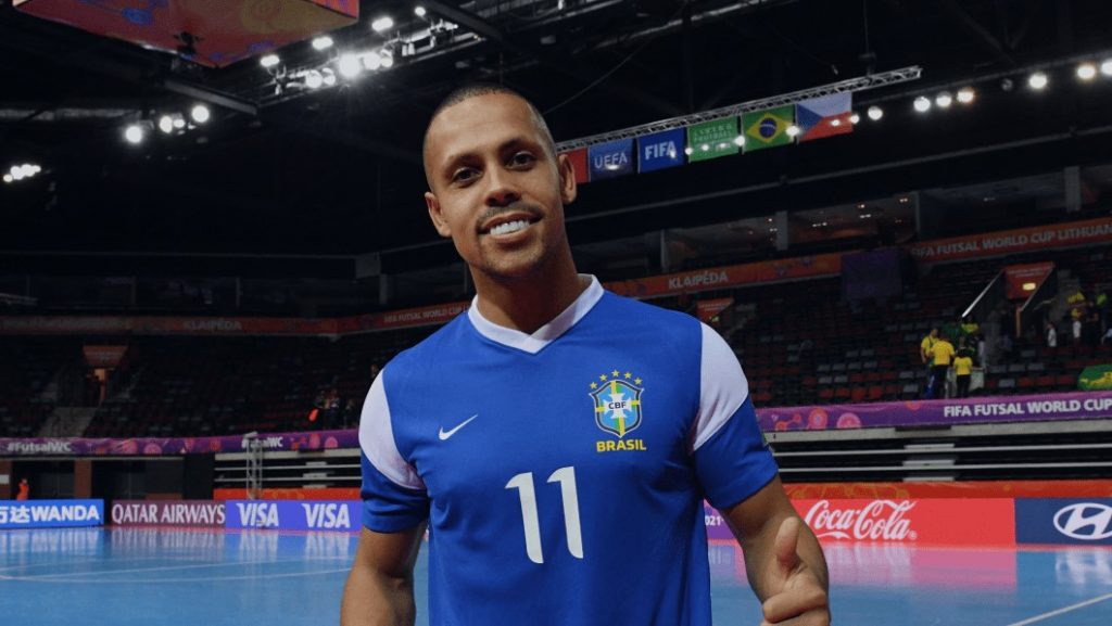 Melhor do mundo no futsal, Ferrão busca repetir feitos de Falcão e