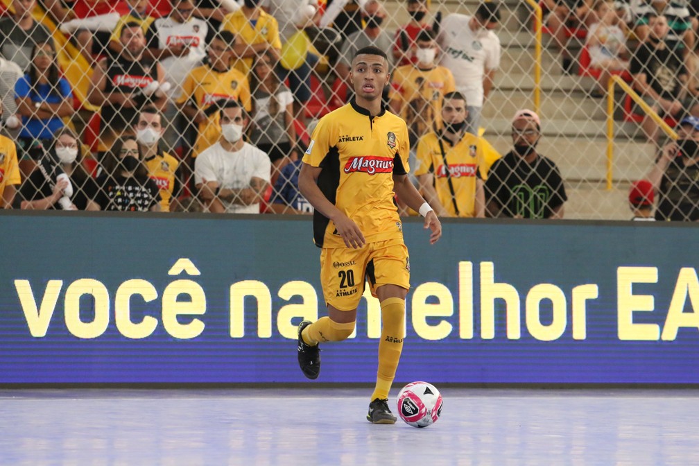 Leozinho, ala do Sorocaba, é eleito melhor jogador jovem de futsal do mundo, futsal