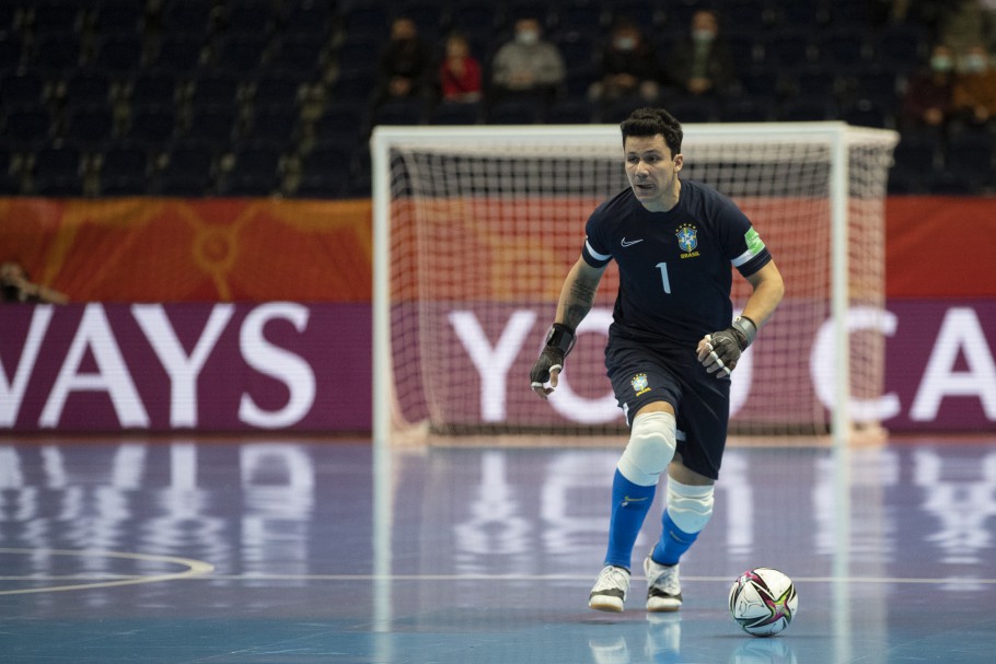 Melhor goleiro do mundo, brasileiro Guitta destaca evolução do futsal no  Mundial