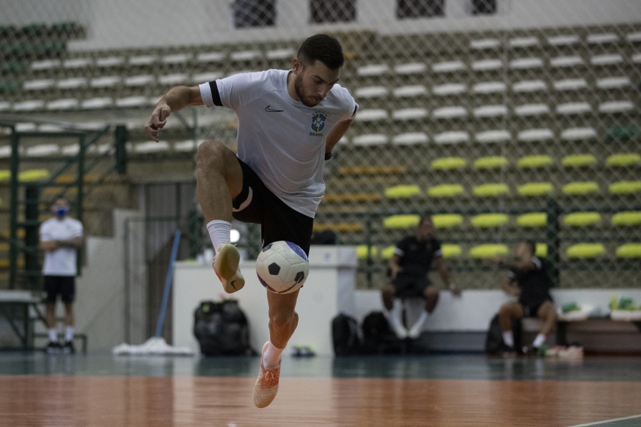 Destaque na Europa, Bruno Taffy celebra chance na seleção brasileira de  futsal: Maior sonho, Aguanambi-282