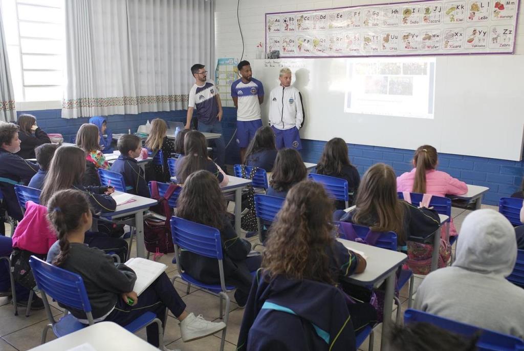 Jé e Cabreúva fazem a alegria dos alunos da Escola Municipal Antônio ...