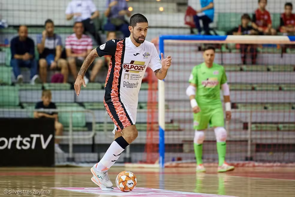 Felipe Valério celebra chance de jogar a Copa do Mundo de Futsal e mira título: "Meu maior sonho" Ala do El Pozo Murcia, da Espanha, foi chamado pelo técnico Marquinhos Xavier na primeira lista para a competição no Uzbequistão, em setembro Defender seu país em uma competição de nível mundial é o auge da carreira de qualquer atleta. E parte desse sonho tornou-se realidade para o ala Felipe Valério, convocado na primeira relação da seleção brasileira de futsal para a disputa da Copa do Mundo, no Uzbequistão, em setembro. O jogador do El Pozo Murcia, da Espanha, é um dos 15 nomes da relação do técnico Marquinhos Xavier e terá a chance de jogar o primeiro mundial da carreira. Um chamado que foi cercado de orgulho e certa surpresa. – Cara, não, realmente não esperava (a conovocação) porque eu estava comentando com a minha esposa que, quando se trata de seleção brasileira, você não espera ser lembrado numa Copa do Mundo porque são, no mínimo, 30 opções de jogadores que são craques que podem ir. Então, acho que até o último momento ali tem aquele nervosismo, aquela ansiedade, seu nome estar ali. Acho que foi um dos dias mais felizes no esporte, assim, que é o principal, que é a Copa do Mundo. Fiquei muito nervoso, muito ansioso. Graças a Deus deu certo – contou. Felipe, de 31 anos, é nascido em Suzano, na Grande São Paulo, mas foi criado no Itaim Paulista, extremo leste da capital. O início da carreira foi defendendo as cores do Grêmio Mogiano, de Mogi das Cruzes, também na região metropolitana paulista. Foram duas temporadas no adulto em Mogi até rumar ao tradicional Carlos Barbosa, do Rio Grande do Sul, onde ficou por quatro anos. Em 2018, o ala se transferiu para o El Pozo e, nesta temporada, vai para o sétimo ciclo junto à equipe. Período de amadurecimento. – Acho que aprendi muito não só como atleta, mas como pessoa. Acho que aqui na Espanha eu evoluí muito na questão tática, porque eles são muito detalhistas em jogadas, na parte tática. Então, nessa parte eu evoluí muito. E como homem também, né? Como família, como cabeça. Você está com a família fora do seu país, tem que dar um passo para frente sempre. Eu acho que chego no meu melhor momento. Experiência que abriu portas para vestir a camisa verde e amarela. Desde 2017, Felipe soma 33 jogos e 15 gols pela seleção e os títulos da Copa das Nações, em 2023, e da Copa América, neste ano. Embora parte do ciclo, o ala não está garantido na relação final da Copa do Mundo, já que a lista de 15 será reduzida a 14. A preparação começa no dia 10 de agosto, em Nova Friburgo, no Rio de Janeiro, onde fica até o dia 21. Em seguida, ainda na Cidade Maravilhosa, o time fará um novo período de treinos até 2 de setembro, quando acontece a viagem para o Uzbequistão. No país sede, o Brasil fará dois amistosos contra os donos da casa nos dias 6 e 8. – Estou feliz porque fiz parte desde o começo desse ciclo. Já fui para a seleção antes, mas nesse ciclo eu praticamente estava no primeiro jogo, que foi contra o Marrocos. Tive todo o ciclo. E sempre quando alguém me pergunta isso, eu falo: cara, a seleção é um ambiente maravilhoso, está um ambiente muito bom. A gente sabe deixar o ego de lado. Somos um grupo. A gente chega ali e todo mundo quer ganhar, quer vencer com a camisa da seleção. E eu acho que a gente conseguiu criar um time, que é o mais difícil, né? Individualmente não tem o que falar. E eu acho que agora, coletivamente, estamos muito fortes para chegar lá. E individualmente temos o nosso talento, que todo mundo sabe que o brasileiro é talentoso. Cabeça de chave do Grupo B, o Brasil terá como rivais na primeira fase Croácia, Cuba e Tailândia. A estreia será contra os cubanos no dia 14 de setembro, às 9h30 (horário de Brasília), em Bucara, sede da chave. – Falando sobre a primeira fase: Tailândia, Croácia, Cuba. Tailândia tem uma seleção muito boa, Croácia tem uma seleção muito boa, Cuba eu ainda não conheço muito, mas o mundial está bastante no nosso radar. A parte técnica do time nos deixa tudo bem mais claro. Tailândia e Croácia são seleções muito boas e vão nos preparar bem para, se formos para o playoff, chegarmos bem. Por ora, apenas parte do sonho do ala foi realizado. A realização completa é uma só: o título. E para alcançar o feito, Felipe Valério vai ter que ajudar o time a quebrar o jejum de conquistas na Copa do Mundo, que dura 12 anos. Maior campeão com seis títulos, o Brasil não ergue a taça desde 2012, quando derrotou a Espanha na decisão, na Tailândia. Na última edição, em 2021, na Lituânia, os brasileiros terminaram na terceira colocação. – Estaremos muito focados, queremos muito quebrar esse jejum de tempo que o Brasil não ganha e ser campeão mundial. Tenho certeza que dedicação não vai faltar, vontade não vai faltar, e vamos dar o nosso melhor para que possamos sair com esse título que é tão importante para a nossa seleção e para o Brasil inteiro. – Ser campeão da Copa do Mundo. Eu acho que éo máximo. Acho que quando você chega na Copa do Mundo é a realização de um sonho, né? Porque é um campeonato que tem os melhores. E eu acho que ganhar a Copa do Mundo é o meu maior sonho – finalizou.