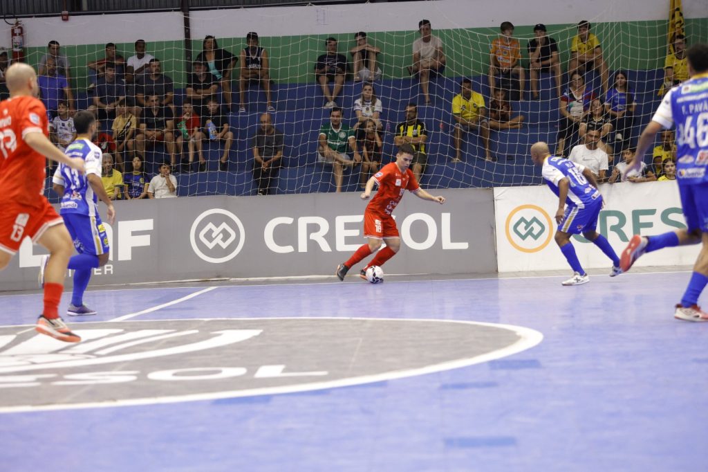 Atletas de Dracena e América-RN disputam a bola em jogo da LNF Silver, em julho