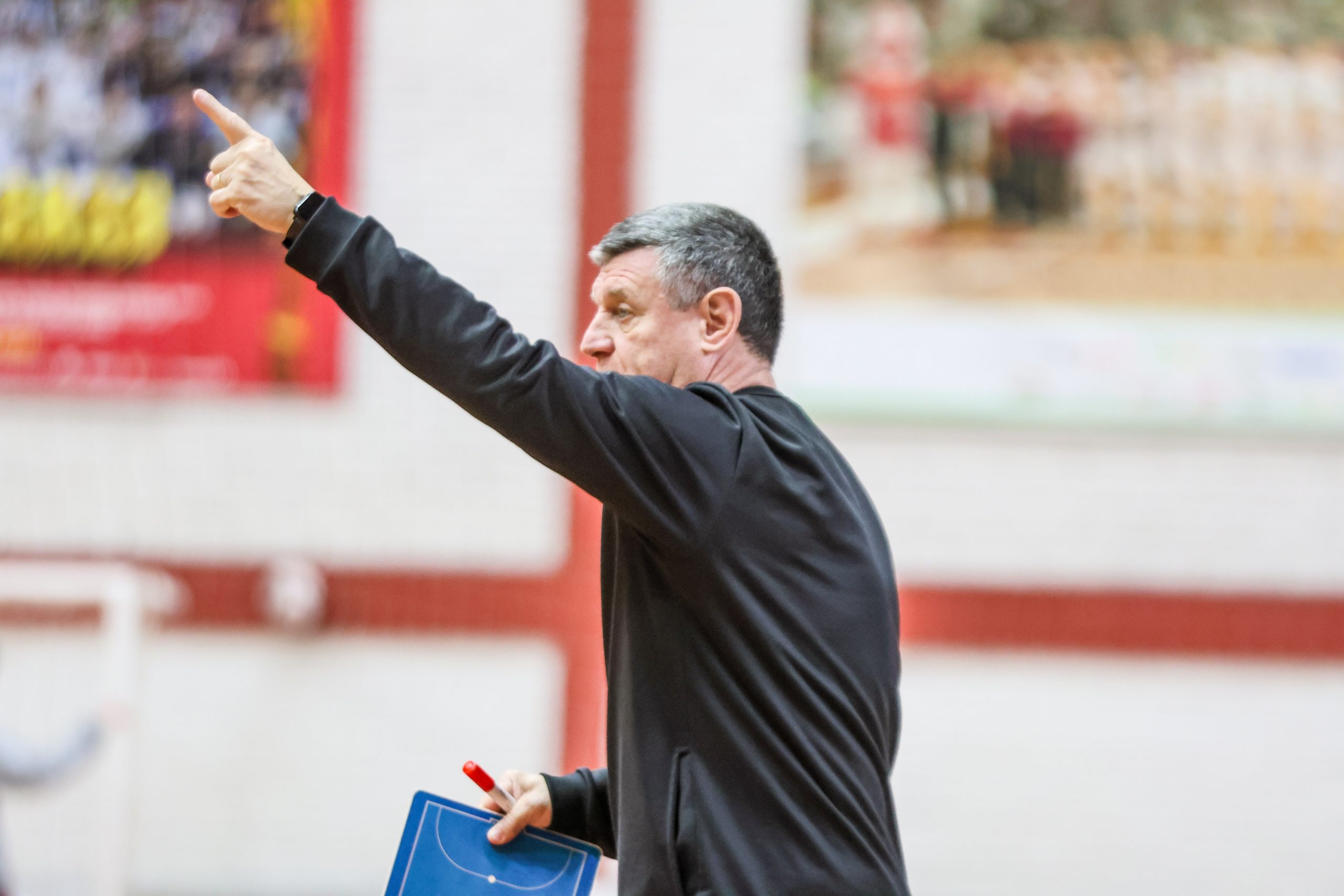 Técnico Paulinho Sananduva orienta o Atlântico em treino no ginásio do clube, em Erechim, antes da viagem a Jaraguá do Sul