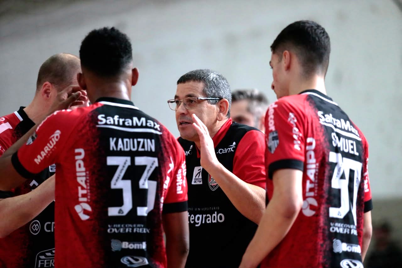 Técnico Tchelo orienta atletas do Campo Mourão Futsal