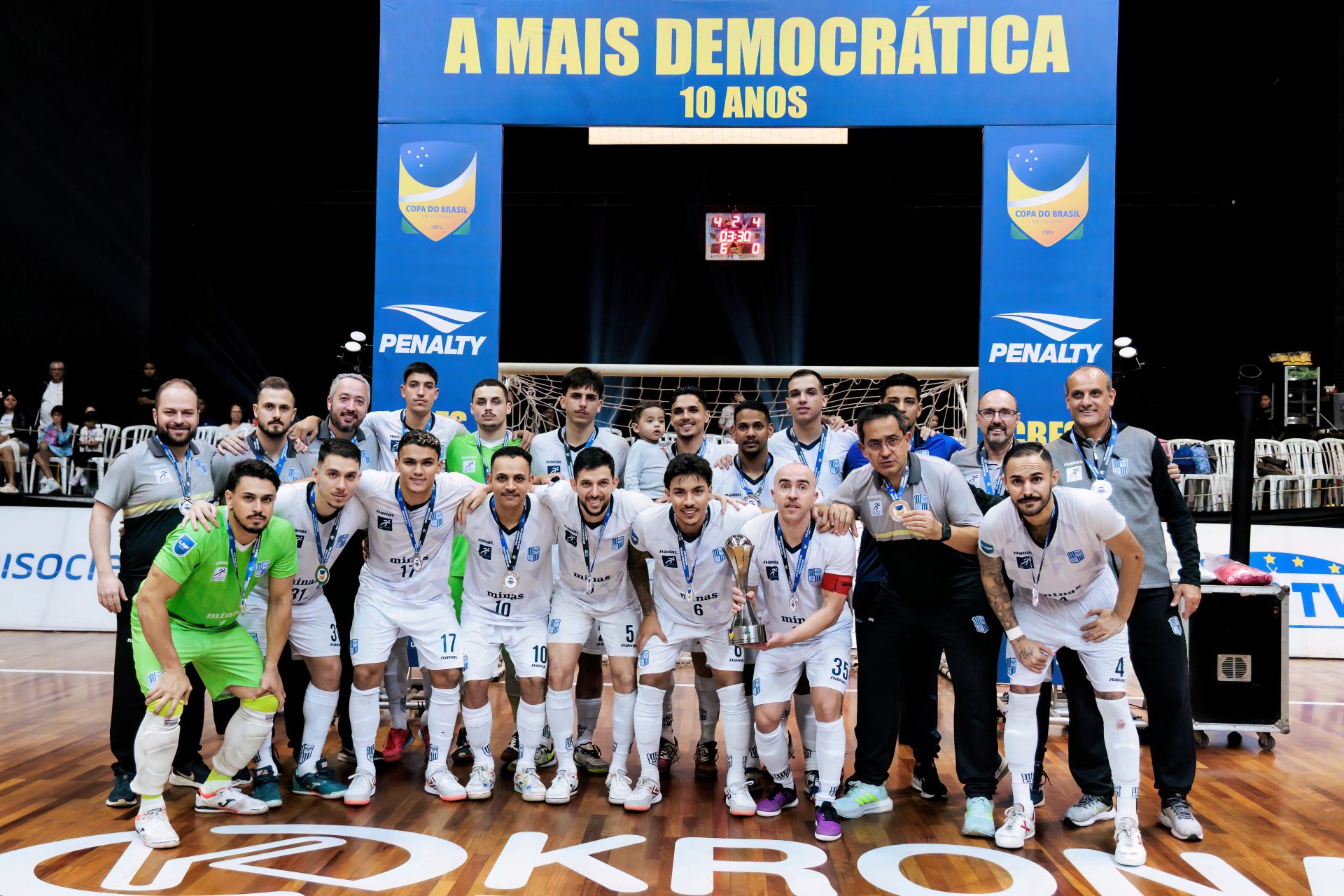 Minas e Joinville em ação na final da Copa do Brasil de Futsal, no Centreventos Cau Hansen