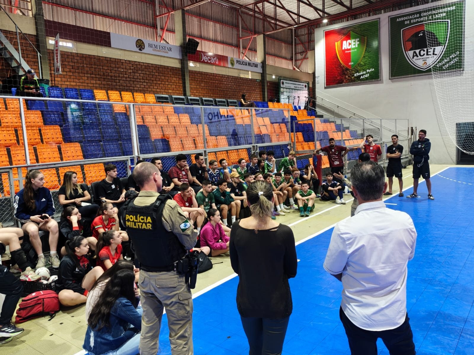 Atletas e comissão técnica da ACEL participam de ação de conscientização sobre patinetes elétricos