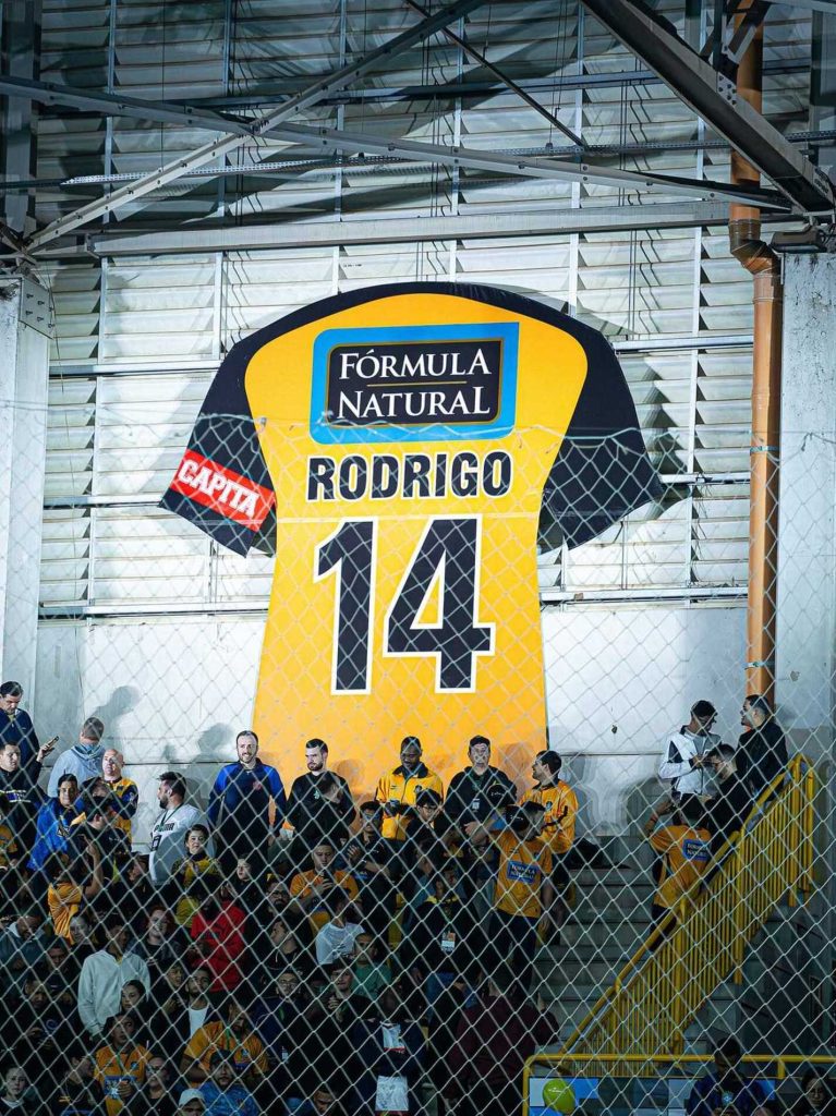 Camisas 12 e 14 eternizadas na parede da Arena Sorocaba, do Magnus