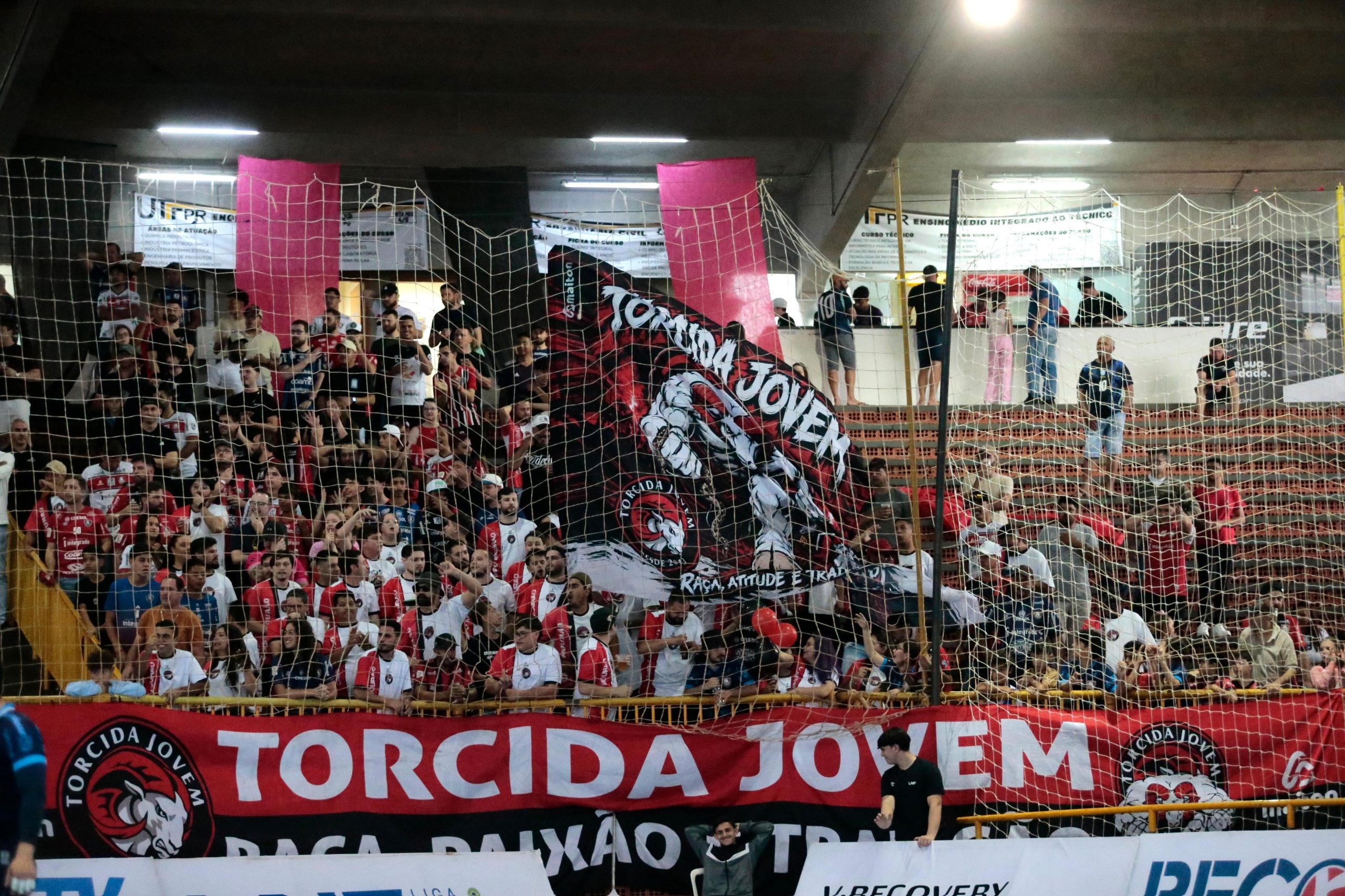 Torcida do Campo Mourão lota a Arena UTFPR (Belin Carolo) em jogo da LNF Cresol