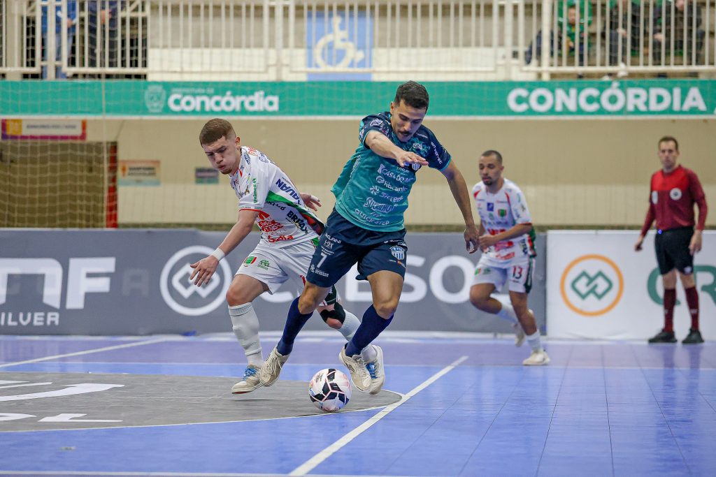 Jogador do São Lourenço disputa a bola em jogo da LNF Silver contra o Concórdia