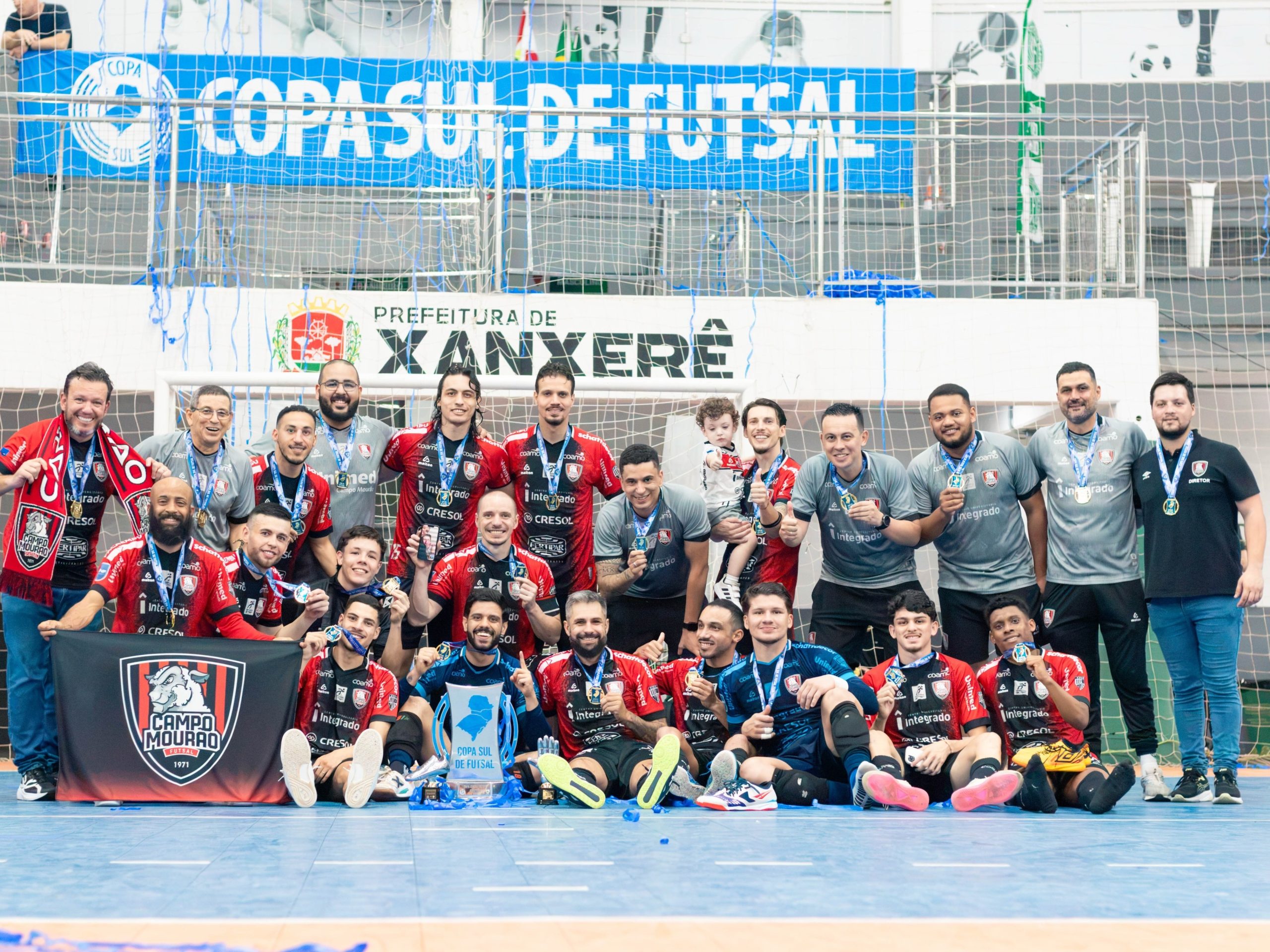 Jogadores e comissão técnica do Campo Mourão posam com o troféu da Copa Sul de Futsal, em Xanxerê