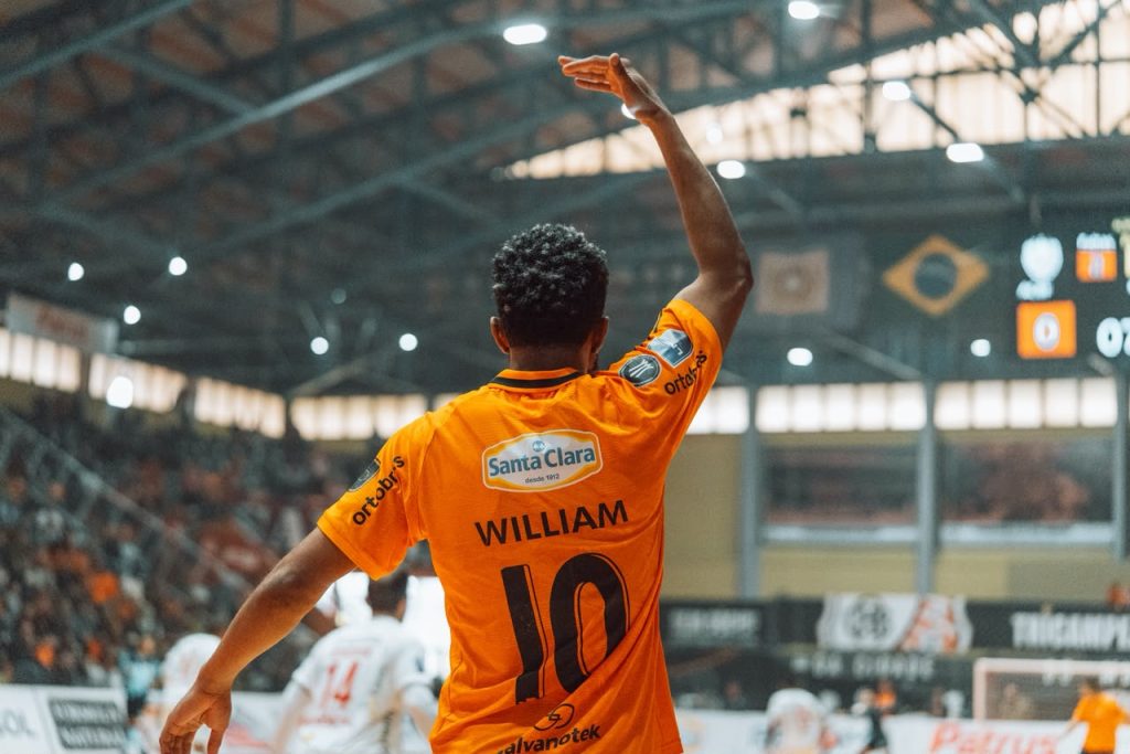 William, camisa 10 da ACBF, levanta o braço durante o jogo contra o Atlântico, em Carlos Barbosa