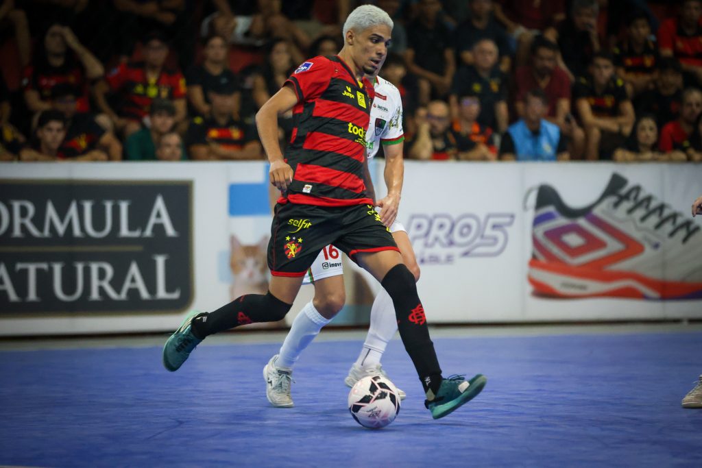 Atleta do Sport, de camisa rubro-negra, conduz a bola em quadra, em jogo contra a ACEL pelas quartas de final da LNF Silver