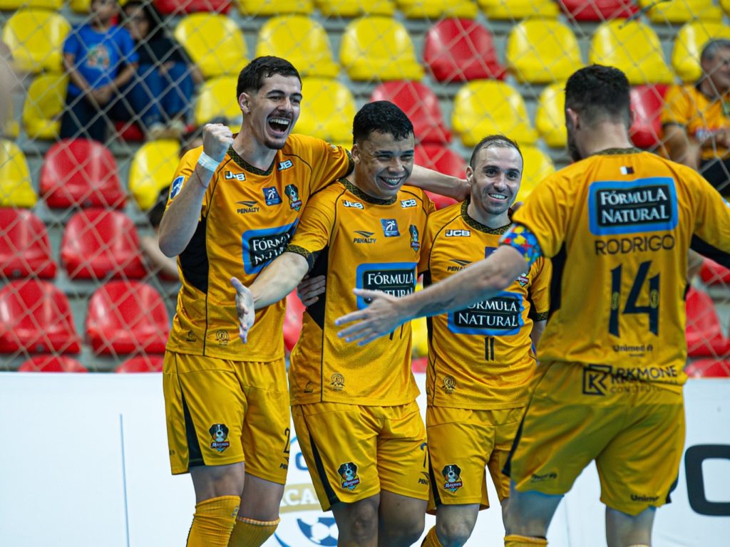 Jogadores do Magnus comemoram juntos, em partida da LNF Cresol