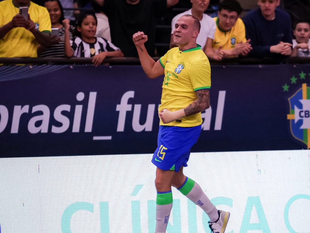 Jogador da Seleção Brasileira comemora com o punho cerrado diante da torcida, no Ginásio Max Rosenmann, na Copa das Nações